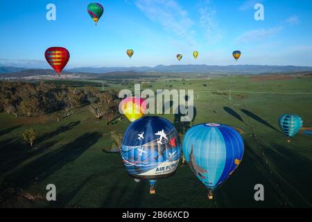 Canberra, Australie. 10 mars 2020. Des montgolfières sont visibles dans le ciel en 2020 Canberra Balloon Spectaculaire à Canberra, en Australie, le 10 mars 2020. Crédit: Chu Chen/Xinhua/Alay Live News Banque D'Images