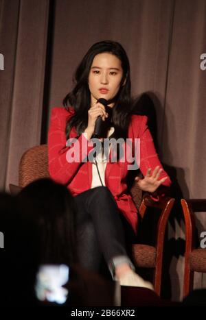 Los Angeles, États-Unis. 7 mars 2020. Liu Yifei 03/07/2020 'mulan' spécial de screening tenu au Directors Guild of America Theatre à Los Angeles, CA Credit: Cronos/Alay Live News Banque D'Images