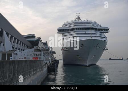 (200310) -- SINGAPOUR, le 10 mars 2020 (Xinhua) -- le bateau de croisière italien Costa Fortuna arrime au Marina Bay Cruise Center de Singapour le 10 mars 2020. Costa Fortuna a été détourné des ports en Thaïlande et en Malaisie lors de sa récente croisière. Singapour est le port d'accueil du Costa Fortuna, qui a quitté pour la croisière actuelle au départ de Singapour le 3 mars. (Xinhua/Puis Chih Wey) Banque D'Images