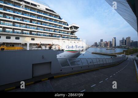 (200310) -- SINGAPOUR, le 10 mars 2020 (Xinhua) -- le bateau de croisière italien Costa Fortuna arrime au Marina Bay Cruise Center de Singapour le 10 mars 2020. Costa Fortuna a été détourné des ports en Thaïlande et en Malaisie lors de sa récente croisière. Singapour est le port d'accueil du Costa Fortuna, qui a quitté pour la croisière actuelle au départ de Singapour le 3 mars. (Xinhua/Puis Chih Wey) Banque D'Images