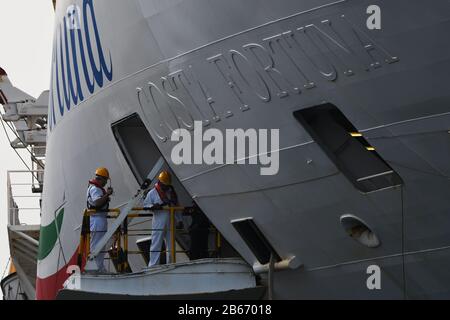 (200310) -- SINGAPOUR, le 10 mars 2020 (Xinhua) -- le bateau de croisière italien Costa Fortuna arrime au Marina Bay Cruise Center de Singapour le 10 mars 2020. Costa Fortuna a été détourné des ports en Thaïlande et en Malaisie lors de sa récente croisière. Singapour est le port d'accueil du Costa Fortuna, qui a quitté pour la croisière actuelle au départ de Singapour le 3 mars. (Xinhua/Puis Chih Wey) Banque D'Images