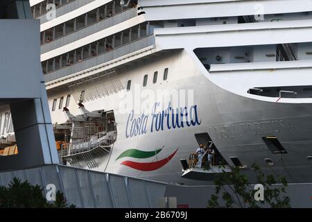 (200310) -- SINGAPOUR, le 10 mars 2020 (Xinhua) -- le bateau de croisière italien Costa Fortuna arrime au Marina Bay Cruise Center de Singapour le 10 mars 2020. Costa Fortuna a été détourné des ports en Thaïlande et en Malaisie lors de sa récente croisière. Singapour est le port d'accueil du Costa Fortuna, qui a quitté pour la croisière actuelle au départ de Singapour le 3 mars. (Xinhua/Puis Chih Wey) Banque D'Images