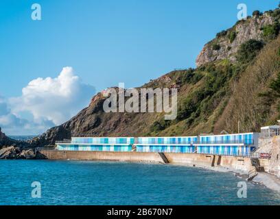 Une rangée de cabanes de plage colorées à Meadfoot, Torquay Royaume-Uni Banque D'Images