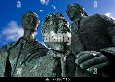 Statue érigée à Curran Park, Larne pour commémorer les premiers émigrer aux États-Unis d'Ulster de Larne. Le premier voyage était dedans Banque D'Images