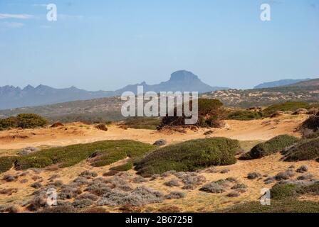 Vue sur le Monte Arcuentu depuis Scivu Banque D'Images