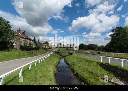 Hutton-le-Hole est un petit village traditionnel de Yorkshire en pierre avec un ruisseau découpage est populaire avec les touristes dans le North York Maures National Banque D'Images