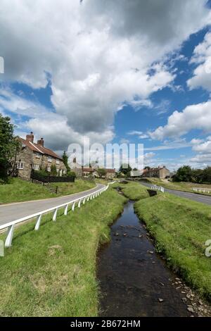 Hutton-le-Hole est un petit village traditionnel de Yorkshire en pierre avec un ruisseau découpage est populaire avec les touristes dans le North York Maures National Banque D'Images