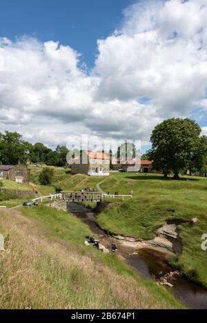 Hutton-le-Hole est un petit village traditionnel de Yorkshire en pierre avec un ruisseau découpage est populaire avec les touristes dans le North York Maures National Banque D'Images