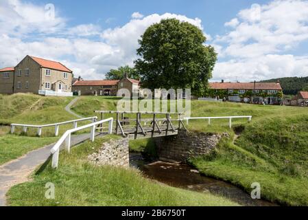 Hutton-le-Hole est un petit village traditionnel de Yorkshire en pierre avec un ruisseau découpage est populaire avec les touristes dans le North York Maures National Banque D'Images