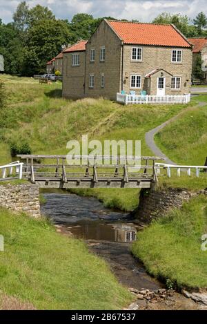 Hutton-le-Hole est un petit village traditionnel de Yorkshire en pierre avec un ruisseau découpage est populaire avec les touristes dans le North York Maures National Banque D'Images