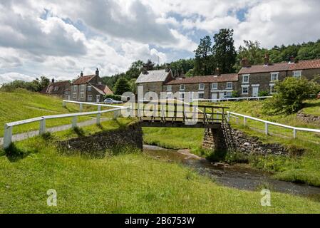 Hutton-le-Hole est un petit village traditionnel de Yorkshire en pierre avec un ruisseau découpage est populaire avec les touristes dans le North York Maures National Banque D'Images