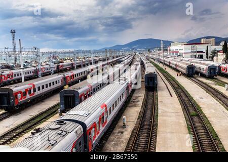 24 juillet 2016, Adler RUSSIE : vue de la gare depuis le dessus avec les trains des chemins de fer russes Banque D'Images