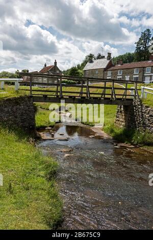 Hutton-le-Hole est un petit village traditionnel de Yorkshire en pierre avec un ruisseau découpage est populaire avec les touristes dans le North York Maures National Banque D'Images