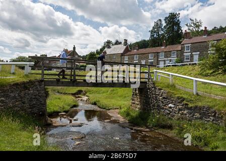 Hutton-le-Hole est un petit village traditionnel de Yorkshire en pierre avec un ruisseau découpage est populaire avec les touristes dans le North York Maures National Banque D'Images