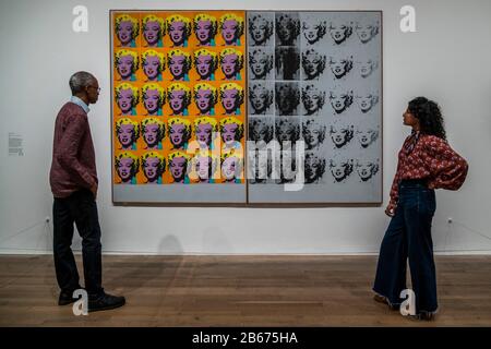 Londres, Royaume-Uni. 10 mars 2020. Marilyn - exposition d'Andy Warhol au Tate Modern. Cette nouvelle exposition - la première à la galerie depuis près de 20 ans - offre un aperçu personnel rare de la façon dont Warhol et son travail ont marqué une période de transformation culturelle. En plus de ses célèbres images pop de Marilyn Monroe, Coca-Cola et des boîtes à soupe de Campbell, l'exposition présente des travaux jamais vus au Royaume-Uni, y compris le plus grand regroupement jamais connu de la série Mesdames et Messieurs de Warhol. Crédit: Guy Bell/Alay Live News Banque D'Images