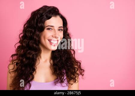 Gros plan photo de gai jolie charmante amie souriant dans l'appareil photo montrant sa gaieté tout en étant isolée avec un fond rose Banque D'Images