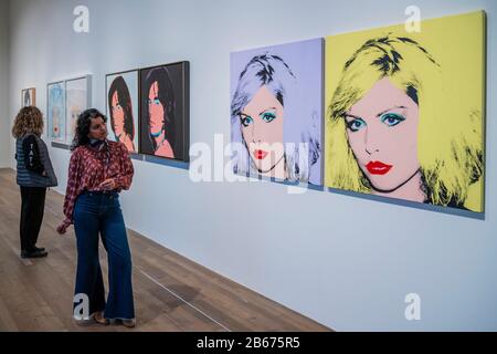 Londres, Royaume-Uni. 10 mars 2020. Debbie Harry, Mick Jagger et d'autres portraits - exposition d'Andy Warhol au Tate Modern. Cette nouvelle exposition - la première à la galerie depuis près de 20 ans - offre un aperçu personnel rare de la façon dont Warhol et son travail ont marqué une période de transformation culturelle. En plus de ses célèbres images pop de Marilyn Monroe, Coca-Cola et des boîtes à soupe de Campbell, l'exposition présente des travaux jamais vus au Royaume-Uni, y compris le plus grand regroupement jamais connu de la série Mesdames et Messieurs de Warhol. Crédit: Guy Bell/Alay Live News Banque D'Images
