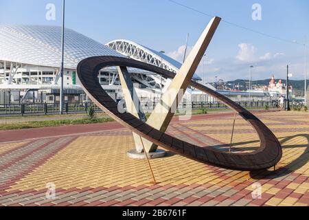 25 JUILLET 2016 Adler, SOTCHI, RUSSIE : monument Sundial sur le front de mer de la ville d'Adler Banque D'Images