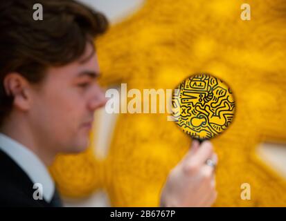 Bonhams, Londres, Royaume-Uni. 10 mars 2020. Les meilleurs lots de la vente d'après-guerre et d'art contemporain incluent des œuvres de Keith Haring, Christo, Soulages et Fontana. Image : Le Personnel De Bonhams Examine Keith Haring (Américain, 1958-1990), Dog, 1986. Estimation : 200,000 À 300.000 Livres. Crédit : Malcolm Park/Alay Live News. Banque D'Images