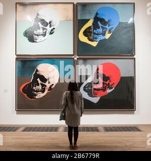 Londres, Royaume-Uni. 10 Mars 2020. Un membre du personnel pose à côté de 'Skull', 1976, par Andy Warhol. Aperçu de « Andy Warhol », une rétrospective de plus de 100 œuvres de l'un des artistes les plus reconnaissables de la fin du XXe siècle. L'exposition se déroule du 12 mars au 6 septembre 2020 à Tate Modern. Crédit: Stephen Chung / Alay Live News Banque D'Images