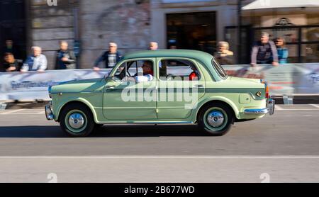 Bari, Italie - 28 avril 2019: Participant à sa voiture de course à la compétition dans la réédition historique du Grand Prix de Bari, tenu à Bari Banque D'Images