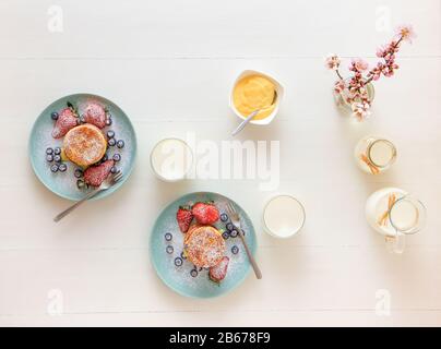 Mille Feuille, disques de pâte feuilletée avec fraises géantes et bleuets avec crème au citron. Recette Gordon Ramsay. Délicieux dessert français avec été b Banque D'Images