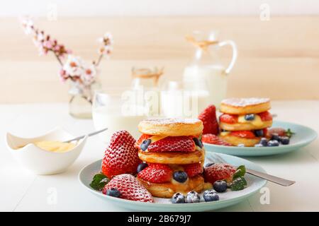 Mille Feuille, disques de pâte feuilletée avec fraises géantes et bleuets avec crème au citron. Recette Gordon Ramsay. Délicieux dessert français avec été b Banque D'Images