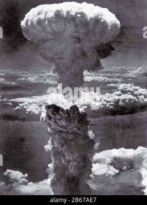 BOMBE ATOMIQUE NAGASAKI 9 AOÛT 1945. La bombe Fat Man envoie un nuage de poussière de 45 000 pieds.photo : USAAF bombardier Lieutenant Charles Levy Banque D'Images