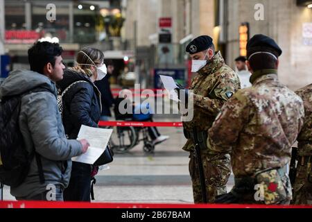 Milan, Italie - 10 mars 2020: Le personnel militaire italien et les policiers portant des masques de protection vérifient les passagers au départ de la gare centrale de Stazione car de nouvelles mesures restrictives sont prises pour contenir l'éclosion de Coronavirus COVID-19 crédit: Piero Cruciatti/Alay Live News Banque D'Images