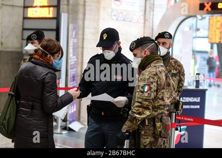 Milan, Italie - 10 mars 2020: Le personnel militaire italien et les policiers portant des masques de protection vérifient les passagers au départ de la gare centrale de Stazione car de nouvelles mesures restrictives sont prises pour contenir l'éclosion de Coronavirus COVID-19 crédit: Piero Cruciatti/Alay Live News Banque D'Images