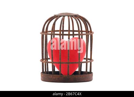 Cœur rouge piégé dans une cage rouillée rétro isolée sur fond blanc Banque D'Images