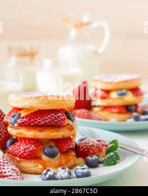 Mille Feuille, disques de pâte feuilletée avec fraises géantes et bleuets avec crème au citron. Recette Gordon Ramsay. Délicieux dessert français avec été b Banque D'Images