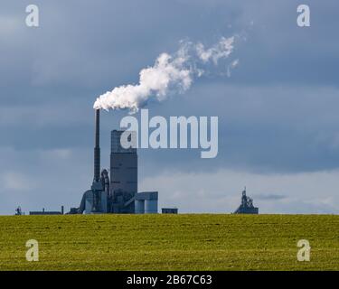 De la vapeur de refroidissement de l'usine de ciment avec ciel de tempête, Dunbar, East Lothian, Ecosse, Royaume-Uni Banque D'Images