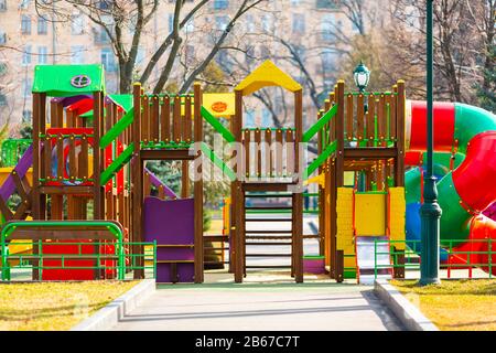 Aire de jeux pour enfants en tant que château avec balançoires et toboggans dans le parc extérieur Banque D'Images