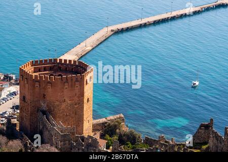 Les ruines historiques de la tour rouge et les murs du château à côté du port de la ville d'Alanya dans la province d'Antalya Banque D'Images