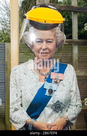 Twickenham, Londres, Royaume-Uni. 10 mars 2020. Voici un accessoire de couronne suggéré pour aider HRH la Reine à rester en sécurité de Coronavirus, pour £6.99. Visière disponible auprès de Screwfix. Crédit: David Gee/Alay Live News (116) Banque D'Images