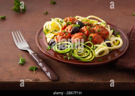 Zoodles paléo céto nouilles aux boulettes de courgettes et olives Banque D'Images