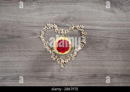 Toutes les lettres de l'alphabet créant un coeur; préparation de jour de valentines Banque D'Images