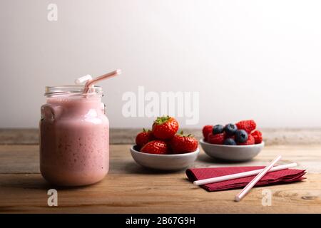 Ce smoothie aux fraises mûres,et les canneberges, de profiter de la propriétés antioxydantes des fruits rouges qui sont riches en vi Banque D'Images