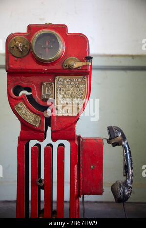 Système de signalisation vintage fabriqué en Angleterre à l'intérieur de la gare de Pardo, Argentine. Banque D'Images