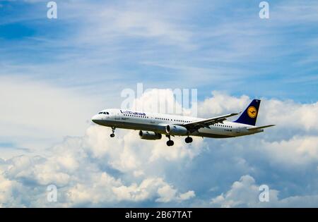 Barcelone, Espagne; 18 mai 2019: Avion Airbus 320 de la compagnie Lufthansa, atterrissage à l'aéroport El Prat de Barcelone Banque D'Images
