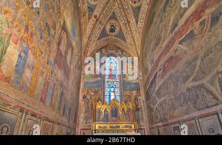 FLORENCE ITALIE ÉGLISE SANTA MARIA NOVELLA FRESQUE OU PEINTURES SUR LES MURS AUTOUR DE L'AUTEL DE LA CHAPELLE STROZZI REPRÉSENTANT LE DERNIER JUGEMENT Banque D'Images