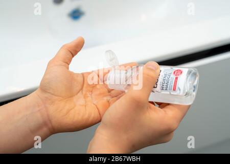 Hygiène domestique, se laver les mains avec un gel de lavage, garçon de 9 ans, Banque D'Images