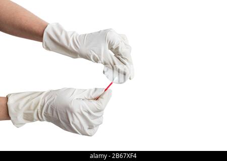 deux mains féminines avec gants blancs, tampon en coton et bâton isolé Banque D'Images