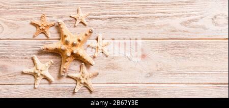 Starfish, coquillages sur une table en bois, vue sur le dessus, plat avec bannière d'espace de copie . Banque D'Images