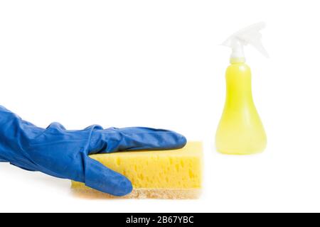 Mains dans un gant de protection avec une éponge de lavage et un arroseur de pulvérisation isolé Banque D'Images