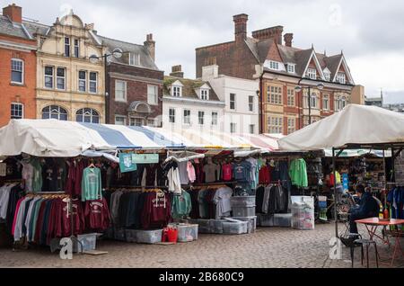 Les propriétaires de stallettes sur le marché de Cambridge, comme la ville sent les effets de l'épidémie de Coronavirus. De nombreux touristes sont à l'écart des endroits populaires autour du Royaume-Uni. Banque D'Images