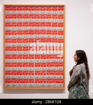 Tate Modern, Londres, Royaume-Uni. 10 mars 2020. Une nouvelle exposition majeure à Tate Modern, la première à la galerie depuis près de 20 ans (du 12 mars au 6 septembre 2020), offre un aperçu rare de la façon dont Warhol et son travail ont marqué une période de transformation culturelle. Image : 100 Canettes De Soupe Campbell 1962. Musée MMK für moderne Kunst Frankfurt am Main. Crédit : Malcolm Park/Alay Live News. Banque D'Images
