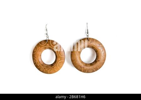 boucles d'oreilles en bois isolées sur fond blanc Banque D'Images