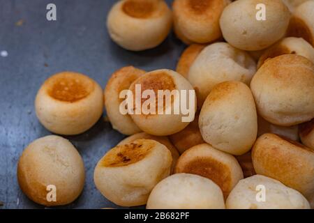 Pile de petits pains sur fond noir dans le bakeshop Banque D'Images